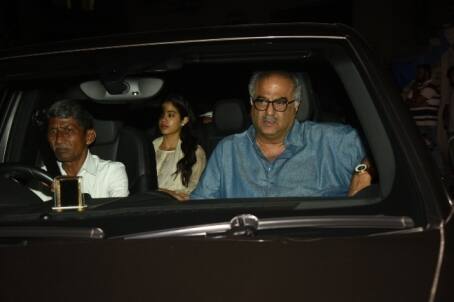 जाह्नवी कपूर के साथ उनके पिता और बॉलीवुड के जाने माने निर्माता बोनी कपूर भी फिल्म ‘बियॉन्ड द क्लाउड्स’ की स्क्रीनिंग के दौरान मौजूद थे.