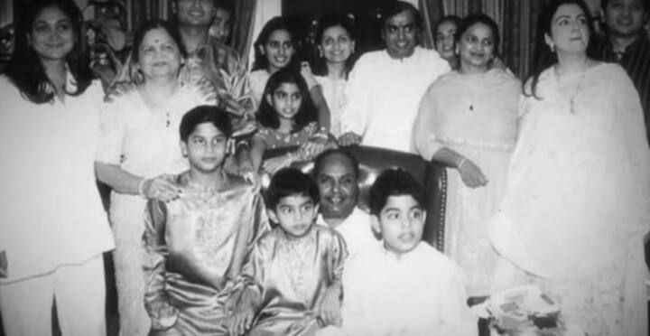 मुकेश अंबानी को बतौर बिजनेसमैन तो हम सब जानते हैं लेकिन बहुत कम लोग जानते हैं कि मुकेश अंबानी एक बहुत अच्छे हॉकी प्लेयर रहे हैं. इसके अलावा उन्हें क्रिकेट का भी शौक है. मुकेश खुद IPL टीम मुंबई इंडियन्स के मालिक हैं. 