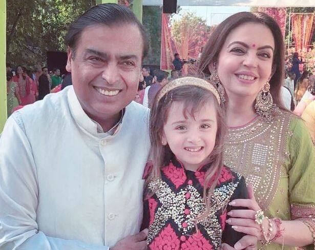 कहने को तो बिजनेस में आप सिर्फ बिजनेस की ही बात करते हैं और इसमें दोस्ती की कोई जगह नहीं होती लेकिन मुकेश अंबानी इस बात से जरा इत्तेफाक नहीं रखते. बिजनेस में उनके कॉम्पिटिटर आदी गोदरेज और आनंद महिंद्रा उनके बचपन के दोस्त हैं और स्कूलमेट्स भी रहे हैं. 