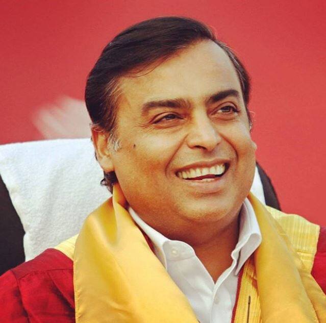 मुकेश अंबानी हमेशा चेहरे पर एक मुस्कान लिए नजर आते हैं और उनकी आंखें भी नशीली लगती हैं लेकिन आपको ये जानकर हैरानी होगी कि उन्होंने कभी शराब नहीं पी और वो शुद्ध शाकाहारी हैं. 