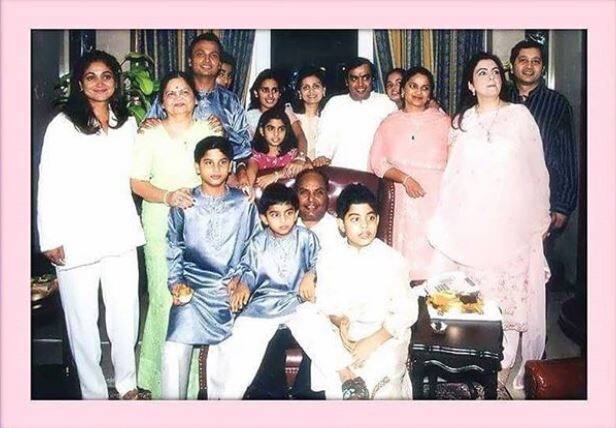 सबसे हैरानी की बात तो ये है कि भारते के पूरे टैक्स रेवेन्यू में करीब 5 प्रतिशत योगदान मुकेश अंबानी की कंपनियों का होता है और साल 2017 के आंकड़ों के मुताबिक उनकी कंपनी के पास 110 बिलियन डॉलर की संपत्ति है. फोर्ब्स के मार्च 2018 में जारी किए गए आंकड़ों के मुताबित मुकेश अंबानी की कुल संपत्ति इस वक्त 40.1 बिलियन डॉलर है.