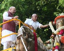 कर्नाटक: शिकारीपुरा सीट पर येद्दयुरप्पा ने भरा पर्चा, दो लिंगायतों के बीच कांग्रेस ने खेला कुरुबा कार्ड