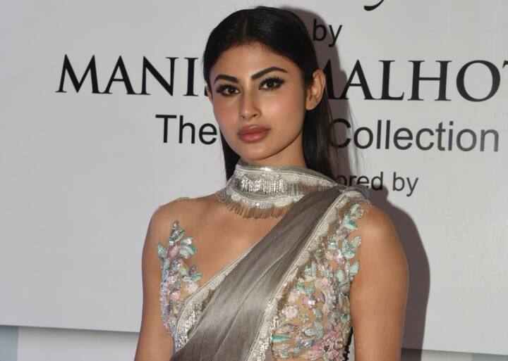 इसके साथ ही अब मौनी का नाम सलमान खान की आने वाली फिल्म 'दबंग 3' से जुड़ता दिखाई दे रहा है. बताया जा रहा है कि मौनी अब बहुत जल्द सलमान खान के साथ स्क्रीन शेयर करती नजर आने वाली हैं.