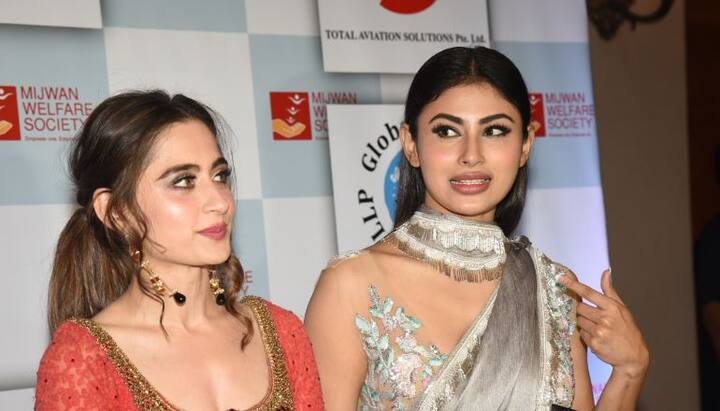 इस दौरान मौनी अपनी दोस्त और एक्ट्रेस संजीदा शेख के साथ भी दिखीं. (सभी तस्वीरें - मानव मंगलानी)