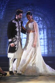 मनीष मल्होत्रा के लिए रनबीर कपूर के साथ रैंप पर उतरीं दीपिका पादुकोण, देखें तस्वीरें