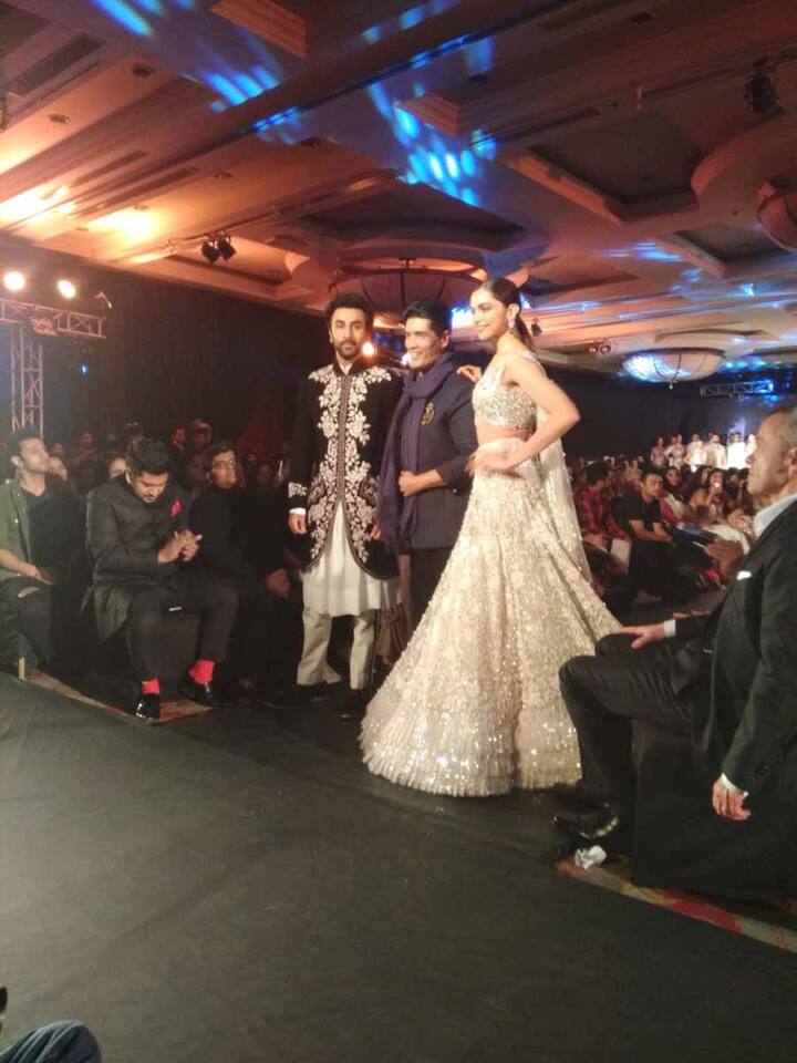 कुछ दिनों पहले मनीष मल्होत्रा ने कहा था कि वो इस बात से खुश हैं कि रणबीर कपूर और अभिनेत्री दीपिका पादुकोण दोनों ही मिजवान वेलफेयर सोसाइटी के सहयोग से आयोजित उनके लेबल के सातवें संस्करण के लिए रैंप वॉक करने के लिए तैयार हैं. (Photo: ABP News)