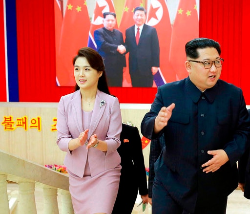 North Korean leader Kim Jong Un and his wife Ri Sol Ju appeared in art performance for first time in nearly five months North Korea: उत्तर कोरिया के तानाशाह किम जोंग उन अपनी पत्नी के साथ आए नजर, इस कार्यक्रम में लिया हिस्सा