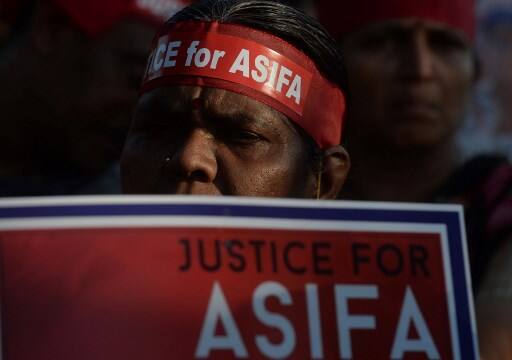 File: कास्ट वॉच यूके के प्रवक्ता ने कहा, ‘‘लोकतंत्र, कानून के शासन और देश की एकता के लिए खतरा बन रहे तानाशाही की ओर भारत को बढ़ने से रोकने के लिए हिन्दू राष्ट्रवाद को रोकना होगा.’’ उनके साथ ही कुछ अन्य प्रदर्शनकारी भी जुटे. उनके हाथों में जम्मू-कश्मीर के कठुआ जिले की बलात्कार पीड़िता बच्ची, पत्रकार गौरी लंकेश की तस्वीरें थीं. लंकेश को पिछले साल उनके घर के बाहर गोली मार दी गई थी.