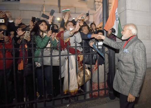 प्रधानमंत्री मोदी चोगम में भाग लेने के लिए चार दिवसीय यात्रा पर कल ही ब्रिटेन पहुंचे हैं. इससे पहले, साड़ी पहनी महिलाओं ने ढोल की थाप के साथ 10 डाऊनिंग स्ट्रीट पर मोदी के पक्ष में समां बांधा. मोदी ब्रिटिश प्रधानमंत्री टेरीजा मे से मिलने के लिए कल उनके सरकारी आवास पहुंचे थे. डाऊनिंग स्ट्रीट और पार्लियामेंट स्क्वायर के पास ब्रिटेन के अलग-अलग हिस्सों से आए फ्रेंड्स ऑफ इंडिया सोसायटी इंटरनेशनल (एफआईएसआई) समूह के लोग भी मौजूद थे. इन लोगों ने ‘चक दे इंडिया’ और ‘जय हिन्द’ के बैनर लहराये.