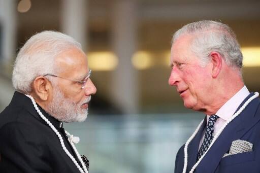 इससे पहले, प्रधानमंत्री की यात्रा से जुड़े भारत के एक वरिष्ठ अधिकारी ने कहा, ‘‘हमने ब्रिटिश अधिकारियों के समक्ष अपनी चिंता जतायी, उन्होंने घटना के लिए माफी मांगी है. हमने उन्हें आगाह किया था कि कुछ तत्व परेशानियां पैदा करेंगे और उन्होंने कार्रवाई का आश्वासन दिया था. भारतीय ध्वज (तिरंगा) को बदल दिया गया है.’’ सिख फेडरेशन यूके के कुछ खालिस्तान समर्थक प्रदर्शनकारी और पाकिस्तानी मूल के पीर लॉर्ड अहमद की अगुवाई वाले तथाकथित ‘माइनॉरिटीज अगेन्स्ट मोदी’ के प्रदर्शनकारियों समेत करीब 500 लोग पार्लियामेंट स्क्वायर में इक्ट्ठे हुए. इनमें से कुछ का नेतृत्व कश्मीरी अलगाववादी समूह कर रहे थे. ये लोग अपने बैनर और झंडे ले कर महात्मा गांधी की प्रतिमा के आसपास आ गए.