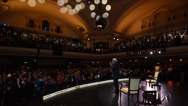 यहां एकत्र लोगों में से एक ने कहा, ‘‘हम ब्रिटेन में भारत के प्रधानमंत्री का स्वागत करना चाहते हैं और उन्हें भारतवंशियों की ओर से हासिल समर्थन के बारे में बताना चाहते हैं.’’ वहीं दूसरी ओर, कास्टवॉच यूके और साऊथ एशिया सॉलिडेरिटी ग्रुप के लोगों ने मोदी के खिलाफ प्रदर्शन किया और ‘मोदी का स्वागत नहीं’ जैसे बैनर दिखाये.