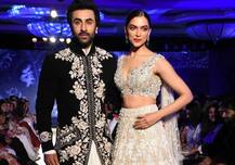 VIDEO: जब एक दूसरे के हाथों में हाथ डाले रैंप पर उतरे रणबीर और दीपिका तो थम गईं सबकी निगाहें