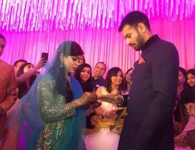 आपको बता दें कि चारा घोटाला मामले में सजा काट रहे लालू यादव अपने बेटे से जुड़े इतने बड़े जश्न में मौजूद नहीं थे. दरअसल, लालू फिलहाल दिल्ली के एम्स अस्पताल में इलाज करा रहे हैं. लालू को पिछले दिनों रांची के बिरसा मुंडा जेल में तबीयत बिगड़ जाने के बाद एम्स लाया गया था.