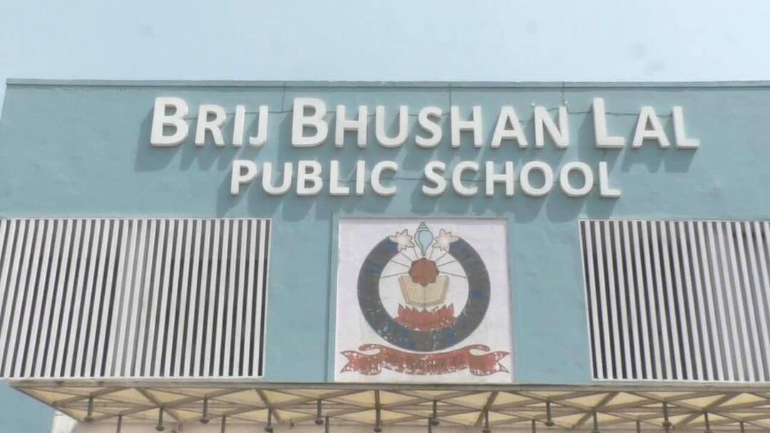 FIR lodged against BBL school owner for harrasing a student over pending fee in Bareilly फीस जमा नहीं थी तो स्कूल ने काटा बच्चे का नाम, मां ने दर्ज कराई एफआईआर