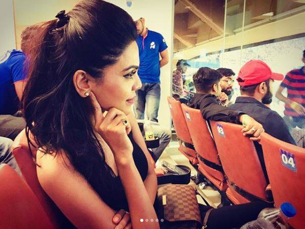 पिछले दिनों नताशा ने मुंबई इंडियन्स और चेन्नई सुपरकिंग्स के बीच मैच की तस्वीर इंस्टाग्राम पर शेयर की. जहां वो मैच देखने पहुंची थी. उन्होंने तस्वीर को शेयर कर लिखा,