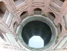 इमामबाड़े की इस बावली में है अवध के खजाने की चाभी