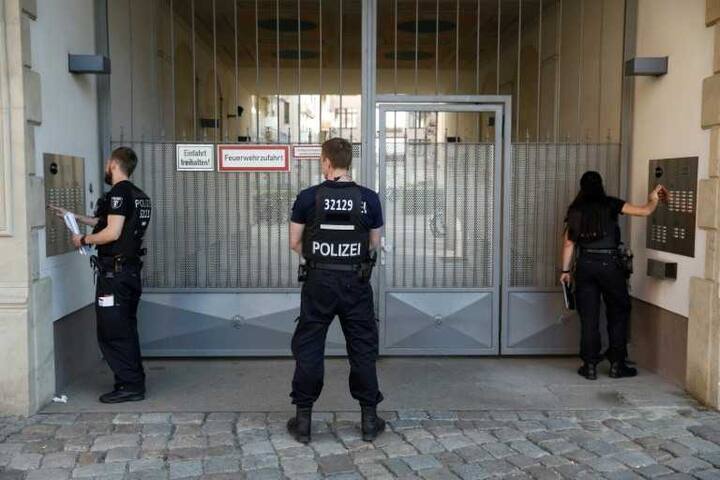 'बीबीसी' ने जर्मन पुलिस के हवाले से कहा- लोगों को वहां से निकाले जाने के दौरान बर्लिन हौप्तबानहोफ (रेलवे स्टेशन), मिलिट्री हॉस्पिटल, आर्थिक और परिवहन मंत्रालयों के साथ इंडोनेशिया और उजबेकिस्तान के दूतावसों को भी खाली कराया गया है.