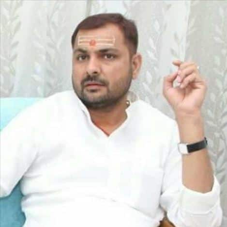 बीजेपी विधायक ने टैंकर प्रभारी को 'मुर्गा' बनाया, फिर उठक-बैठक कराई BJP Mla Prakash Dwivedi shows the power of his post बीजेपी विधायक ने टैंकर प्रभारी को 'मुर्गा' बनाया, फिर उठक-बैठक कराई