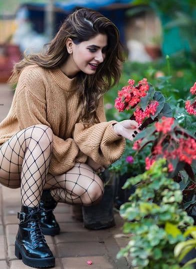 फिलहाल करिश्मा कुशाल टंडन के अपोजिट नई वेब सीरिज में व्यस्त हैं. 