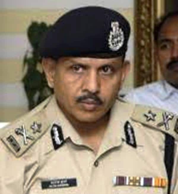 साहब की घड़ी क्या गई, पुलिसवालों का सुख चैन गायब हो गया Lucknow police busy to find luxury watch of IG Alok Sharma साहब की घड़ी क्या गई, पुलिसवालों का सुख चैन गायब हो गया