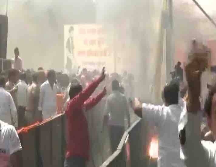 उन्होंने सोनिया गांधी पर सीधा हमला किया. दिनेश सिंह ने कहा,