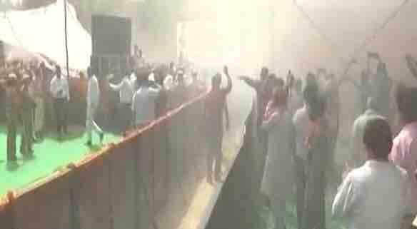 कांग्रेस के एमएलसी दिनेश सिंह के एक भाई राकेश सिंह कांग्रेस से विधायक हैं. वे अभी वहीं बने रहेंगे. पार्टी छोड़ने पर उनकी सदस्यता जा सकती है. दिनेश के एक भाई अवधेश ज़िला पंचायत अध्यक्ष हैं. इस परिवार का कांग्रेस छोड़ना पार्टी के लिए एक झटका है. सोनिया गांधी के क़रीबी रहे दिनेश को पार्टी ने दूसरी बार एमएलसी बनाया है.