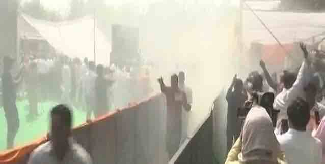 रैली में उस वक्त अचानक अफरातफरी का माहौल हो गया जब वहां अचानक धुआं भर गया. लोग अपने मोबाइल से इसका वीडियो बनाने लगे. कुछ लोग वहां से उठ कर जाने भी लगे. पता चला है कि पास ही में शॉर्ट सर्किट हो जाने के कारण आग लग गई थी.