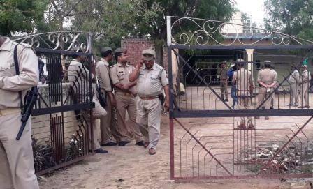 पश्चिमी उत्तर प्रदेश के मेरठ से मानवता को शर्मसार करने वाली खबर सामने आई है. खरखौदा इलाके में एक लड़की के साथ सामूहिक बलात्कार हुआ और फिर भरी पंचायत में इज्जत की कीमत लगाई गई. अब पुलिस मामले दर्ज कर जांच कर रही है.
