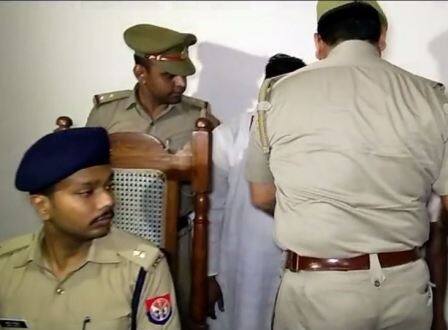 मुरादाबाद में भी तमंचे के बल पर एक महिला के साथ रेप किया गया और फिर वीडियो बनाकर ब्लैकमेल किया गया. महिला ने विरोध किया तो वीडियो वायरल कर दिया गया. घटना मुरादाबाद के पाकबड़ा थाना इलाके की हैय अब पुलिस ने मामला दर्ज कर दो आरोपियों को गिरफ्तार किया है. 