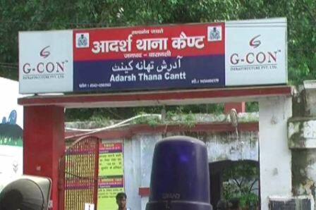 ताजा मामला प्रधानमंत्री नरेंद्र मोदी के संसदीय क्षेत्र वाराणसी का है. वाराणसी के कैंट थाना क्षेत्र के मजमिठिया लालपुर गांव निवासी नाबालिग किशोरी के साथ चार युवकों ने पिस्टल के बल पर पर गैंगरेप की घटना को अंजाम दिया और फरार हो गए. पीड़िता ने बताया कि आरोपियों ने पहले उसका अपहरण किया फिर सुनसान स्थान पर ले जाकर रेप किया और फिर जान से मारने की धमकी देकर फरार हो गए.