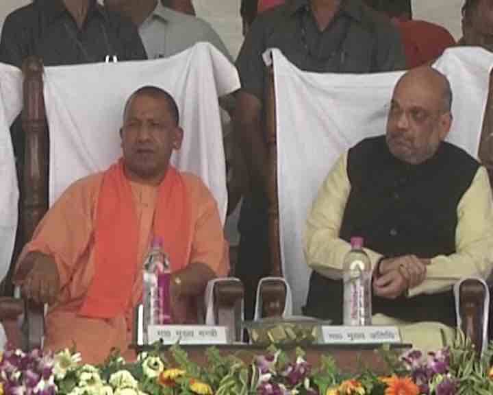 कांग्रेस के सियासी गढ़ रायबरेली में रैली करके बीजेपी के राष्ट्रीय अध्यक्ष अमित शाह और उत्तर प्रदेश के मुख्यमंत्री योगी आदित्यनाथ ने गांधी परिवार पर सीधा हमला बोला. अमित शाह ने कहा कि 2019 में अमेठी और रायबरेली को परिवारवाद से मुक्त कराना है.