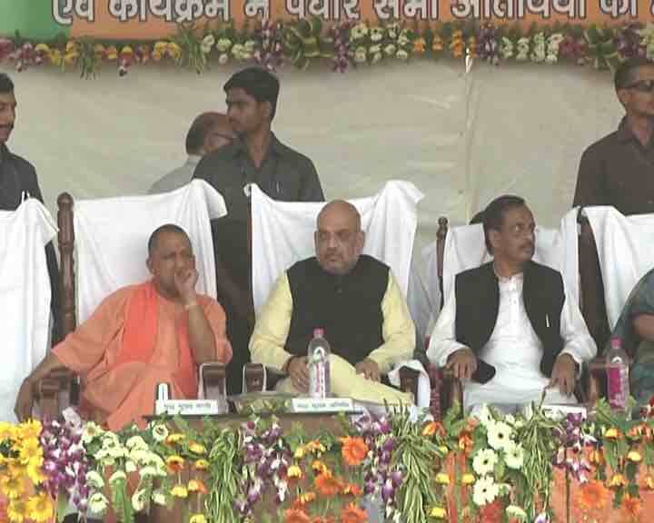 कांग्रेस के बड़े नेता और एमएलसी दिनेश सिंह बीजेपी में शामिल हो गए. अमित शाह ने कहा,