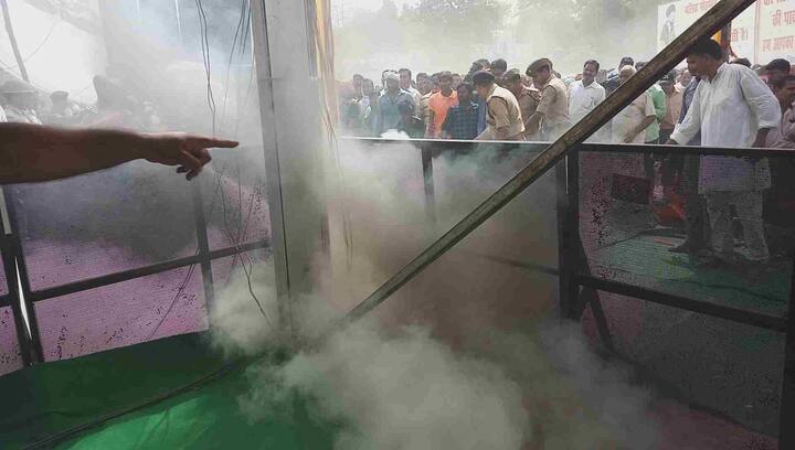  मंच पर लगी आग को बुझाने के लिए प्रशासन ने पूरी ताकत झोंक दी जिससे कि आग और ना फैल पाए. वहीं प्रशासनिक अमला आग बुझाने में जुटा रहा और काफी मशक्कत के बाद आग पर काबू पाया जा सका. 