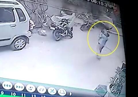 दिल्ली: एक साल की बच्ची को अगवा करने की कोशिश करता शख्स गिरफ्तार, घटना CCTV में कैद दिल्ली: एक साल की बच्ची को अगवा करने की कोशिश करता शख्स गिरफ्तार, घटना CCTV में कैद