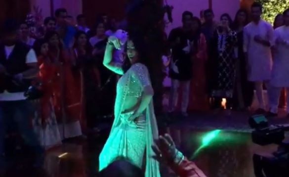 sara ali khan viral dance video on divya bharti saat samandar paar song in reception party Viral Video: 'सात संदर पार' गाने पर डांस कर सारा अली खान ने लगाई आग