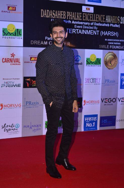 ऐसे में इस अवॉर्ड के दौरान उनका स्टारडम साफ नजर आ रहे था. (तस्वीर: मानव मंगलानी)