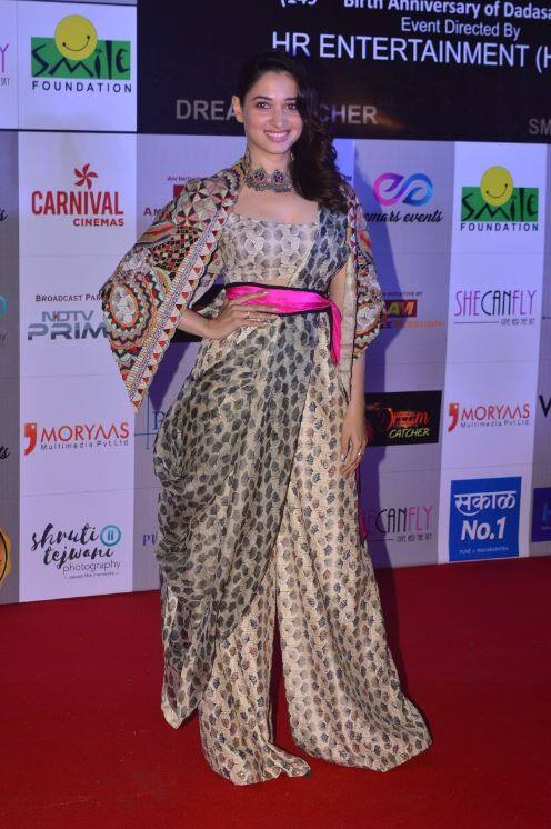 वहीं तमन्ना भाटिया का ये लुक भी फैंस को काफी पसंद आने वाला हैं. रेड कार्पेट पर कैमरों को पोज देतीं तमन्ना. (तस्वीर: मानव मंगलानी)