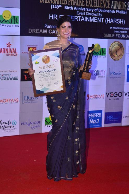 फैंस काफी समय से इस अवॉर्ड का इंतजार कर रहे थे. ऐसे में सभी सेलिब्रिटीज ने अपने अवॉर्ड के साथ पोज देते नजर आए. (तस्वीर: मानव मंगलानी)