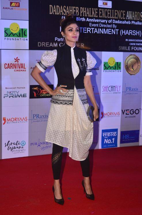 शिल्पा शेट्टी का ये लुक काफी अच्छा लग रहा था. साथ ही शिल्पा भी इस लुक में काफी कंफर्टेबल नजर आ रहे थीं. (तस्वीर: मानव मंगलानी)