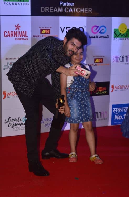 हाल ही में कार्तिक ने करीना कपूर के साथ रैम्प वॉक और डांस के जरिए भी काफी लाइमलाइट अपने नाम की थी. अपनी नन्हीं फैंन के साथ सेल्फी लेते कार्तिक. (तस्वीर: मानव मंगलानी)