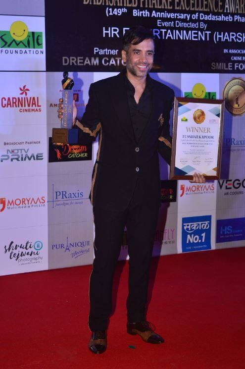 अपना अवॉर्ड दिखाते बॉलीवुड अभिनेता तुषार कपूर. (तस्वीर: मानव मंगलानी)