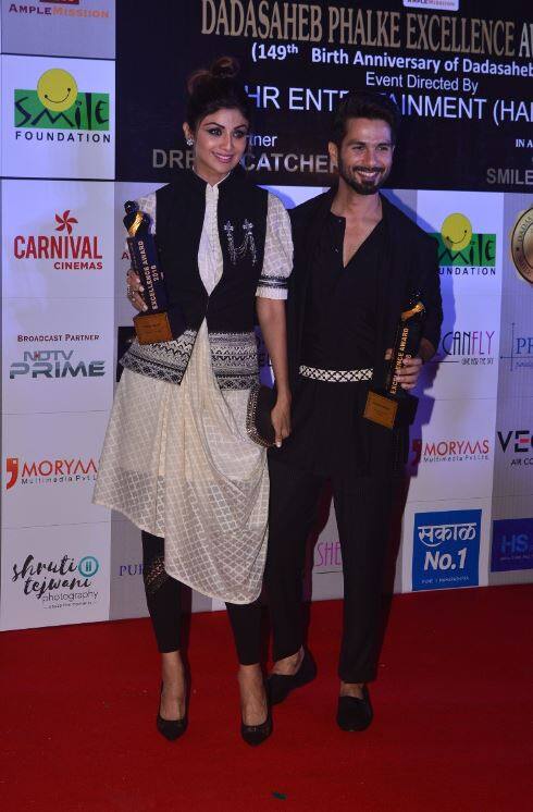 अपने अवॉर्ड के साथ पोज देते शाहिद कपूर और शिल्पा शेट्टी. (तस्वीर: मानव मंगलानी)