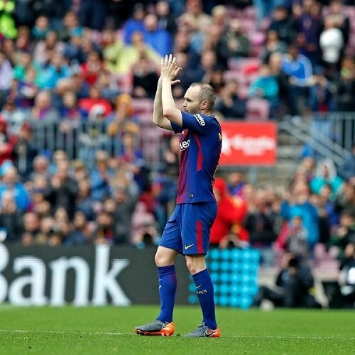 Iniesta recieves standing ovation from his fans, may be his last match for barcelona स्टैंडिंग ओवेशन के साथ इनिएस्ता ने छोड़ा पिच, Barcelona को अलविदा कहने का दिया संकेत
