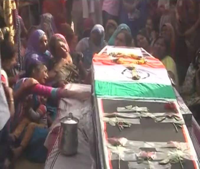  राजकीय सम्मान के साथ नम आंखों से दी गई शहीद अनिल कुमार मौर्य को अंतिम विदाई