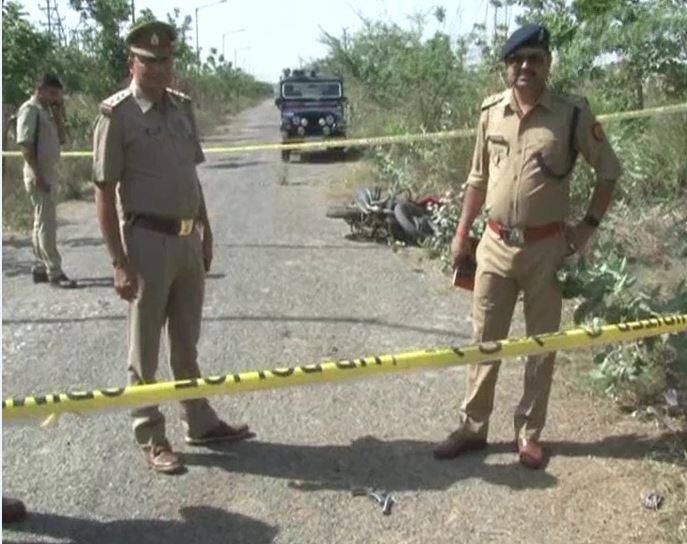 बदमाशों की गोली थाना कासना के कांस्टेबल अनिल को लगी जिससे वो घायल हो गए. रोबिन पर 25 हजार का इनाम रखा गया था. ये पिछले काफी समय से थाना कासना में कई मामलों में वांछित चल रहा था.
