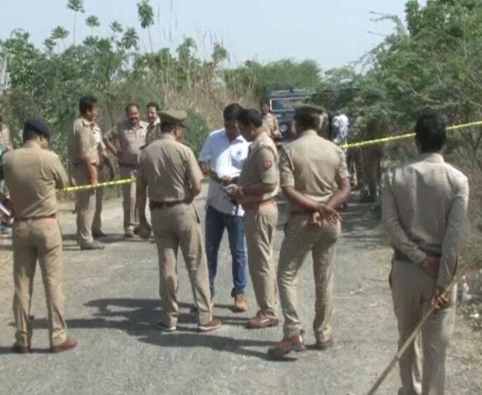 इस घटना की जानकारी मिलते ही पुलिस के अधिकारी मौके पर पहुंच के मौके का जायजा लिया. पुलिस ने घायल बदमाश को जिला अस्पताल में भर्ती कराया है और घायल कांस्टेबल को पास की निजी हॉस्पिटल में भर्ती कराया है. 