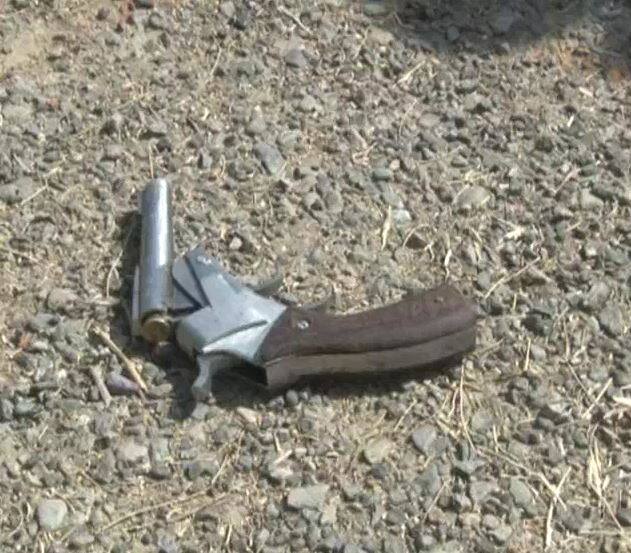  पुलिस फरार बदमाश की तलाशी के लिए कॉम्बिंग कर रही है लेकिन पुलिस को इस में सफलता नहीं मिल पाई है. पुलिस की कई टीमें रॉबिन के फरार साथी के लिए लगातार दबिश डाल रही है.