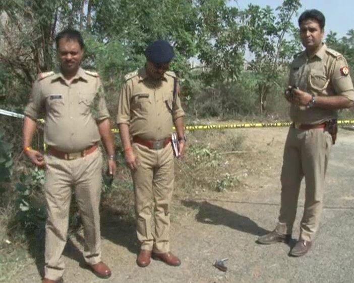 कुछ देर बाद पुलिस को 2 बाइक सवार दिखे पुलिस ने जब इनको रोकना चाहा तब इन बदमाशों ने फायरिंग शुरू कर दी जिसके बाद पुलिस ने भी जवाबी फायरिंग की. दोनों में से एक बदमाश रॉबिन के पैर में गोली लगी और एक बदमाशों मौके से फरार हो गया.