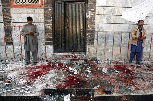 अफगानिस्तान में संसदीय और जिला परिषद चुनावों के लिए 20 अक्टूबर की तारीख तय की गई है. वोटर रजिस्ट्रेशन की प्रक्रिया 14 अप्रैल से शुरू है. वोटर रजिस्ट्रेशन शुरू होने के बाद से अबतक दो पुलिसकर्मी मारे जा चुके हैं और तीन निर्वाचन अधिकारियों सहित पांच लोगों का अपहरण हो चुका है.