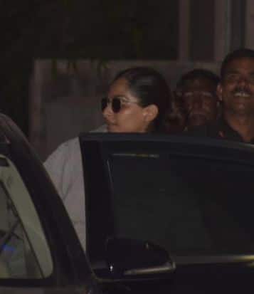 इस रिसेप्शन में सोनम कपूर ने 'प्रेम रतन धन पायो' के टाइटल सॉन्ग पर डांस भी किया था. (तस्वीर: मानव मंगलानी)